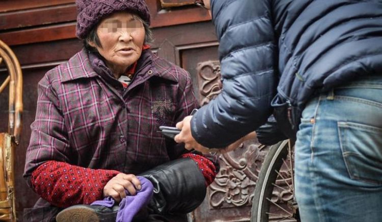 脑筋急转弯：杨婆婆经常把嘴巴打开做痴呆状，家人劝她闭起来，免得苍蝇飞进去了，为什么她却坚持不肯拜