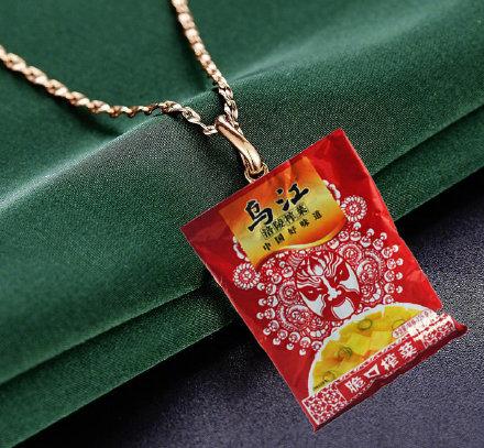 粉色卫衣戴什么项链（五粮液耳环是什么梗）(4)