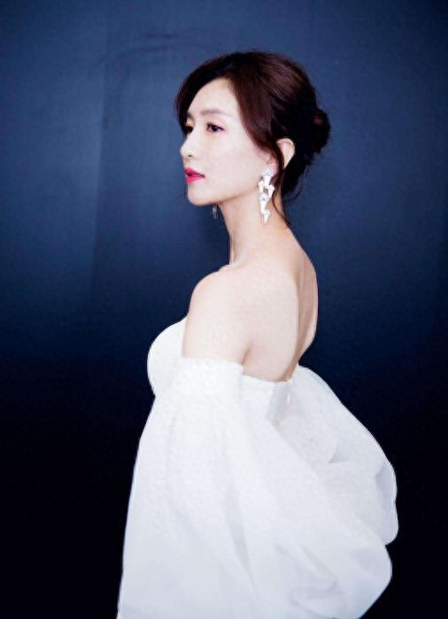 盘点娱乐圈九位肤白貌美大长腿的女星，真的是白到发光