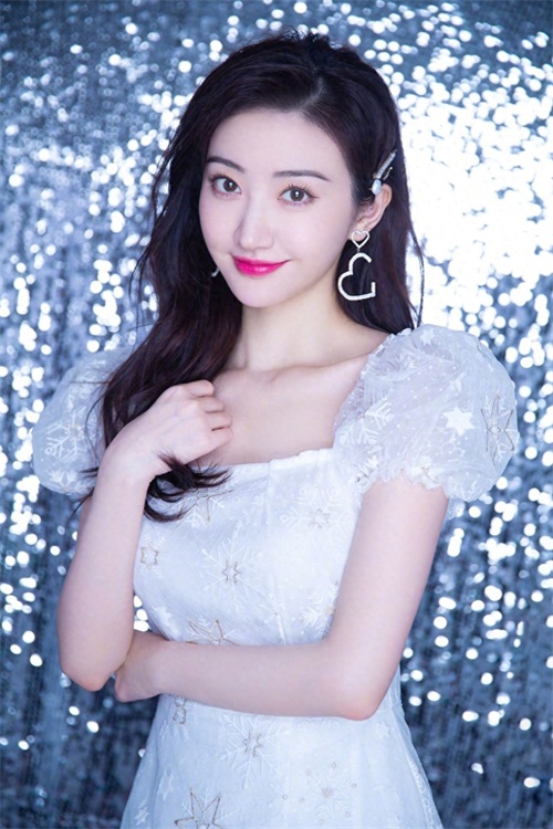盘点娱乐圈九位肤白貌美大长腿的女星，真的是白到发光