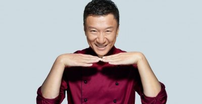 ​与巩俐假戏真做，走红后抛弃大11岁女友丁嘉丽，转身娶小15岁娇妻