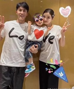 ​杜淳老婆懒理培训班争议，晒夫妻合照撒糖，被老公搂怀里超甜蜜