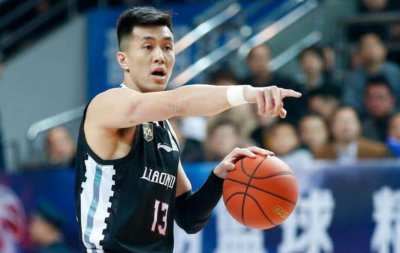 ​郭艾伦身价过亿，交往25岁模特女友身高1米77，身材也是傲人精致