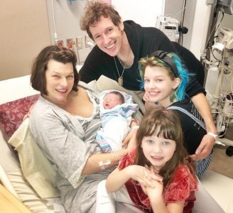 ​《生化危机》女主44诞三胎，哺乳照超有爱，大女儿与妈妈一模一样