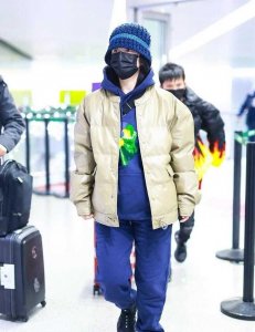 ​谢娜对自己太自信了吧！穿羽绒服配卫衣套装，臃肿显矮似路人