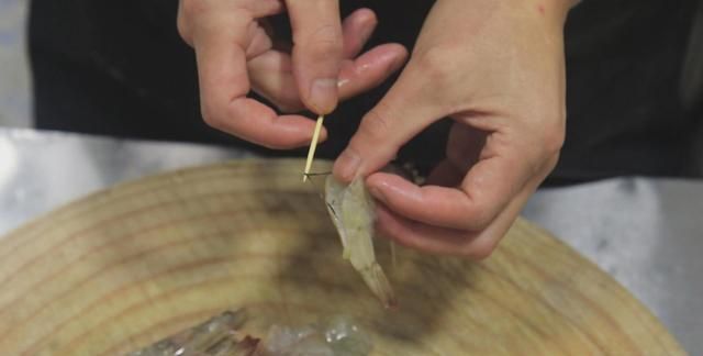 焖大虾是哪个地方的菜,油焖大虾怎么做才能抓住大家的胃?图6