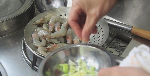 焖大虾是哪个地方的菜,油焖大虾怎么做才能抓住大家的胃?图16