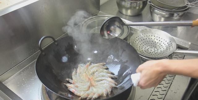 焖大虾是哪个地方的菜,油焖大虾怎么做才能抓住大家的胃?图18