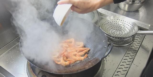 焖大虾是哪个地方的菜,油焖大虾怎么做才能抓住大家的胃?图19
