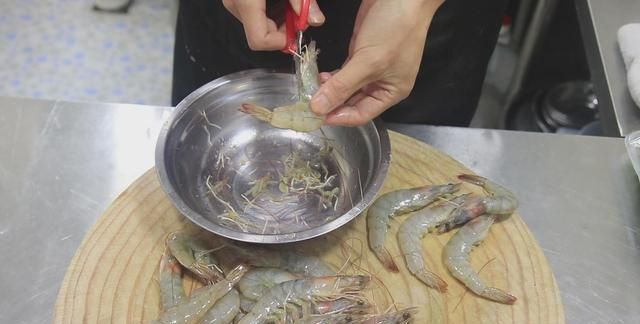 焖大虾是哪个地方的菜,油焖大虾怎么做才能抓住大家的胃?图4