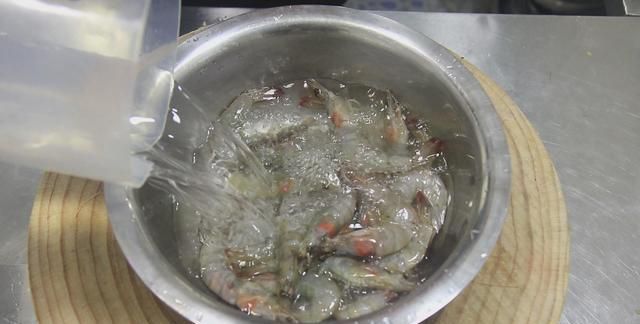 焖大虾是哪个地方的菜,油焖大虾怎么做才能抓住大家的胃?图7