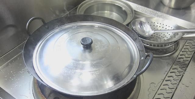 焖大虾是哪个地方的菜,油焖大虾怎么做才能抓住大家的胃?图21