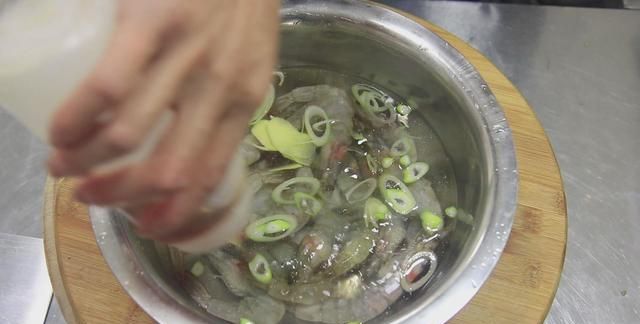焖大虾是哪个地方的菜,油焖大虾怎么做才能抓住大家的胃?图9
