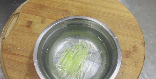 焖大虾是哪个地方的菜,油焖大虾怎么做才能抓住大家的胃?图11