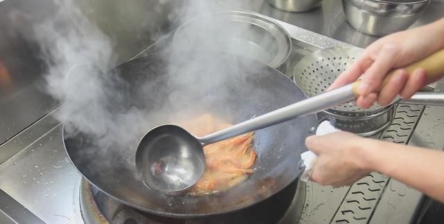焖大虾是哪个地方的菜,油焖大虾怎么做才能抓住大家的胃?图20