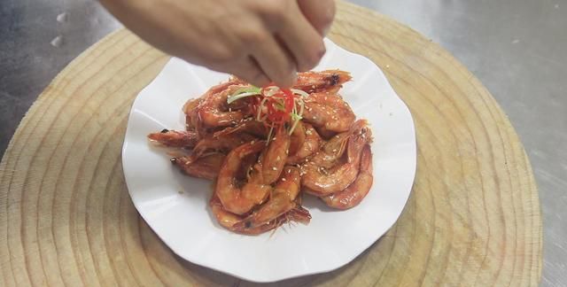 焖大虾是哪个地方的菜,油焖大虾怎么做才能抓住大家的胃?图24