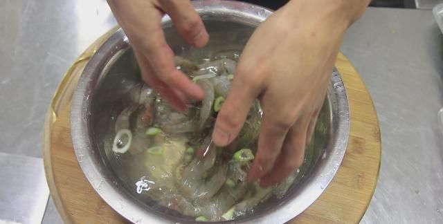 焖大虾是哪个地方的菜,油焖大虾怎么做才能抓住大家的胃?图10
