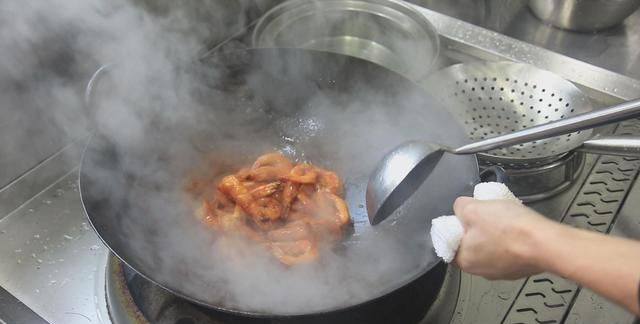 焖大虾是哪个地方的菜,油焖大虾怎么做才能抓住大家的胃?图23