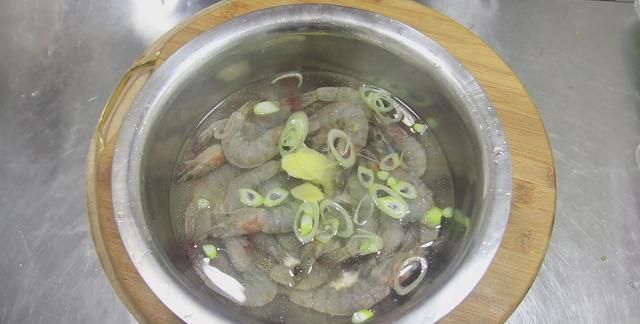 焖大虾是哪个地方的菜,油焖大虾怎么做才能抓住大家的胃?图8