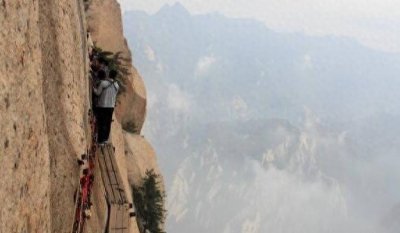​世界上最危险的道路之一，华山长空栈道脚下是万丈深渊！