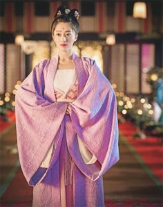 ​《东宫》番外75：皇帝把皇后抱在腿上批奏折，小枫脸红透了