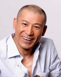 ​师小红：当红时隐退照顾聋哑岳父母，感动丁克妻子为他高龄生子