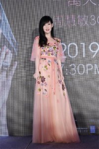 ​51岁周慧敏近照曝光，肤白貌美大长腿，网友：这才是冻龄女神