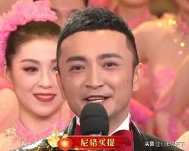 ​尼格买提春晚魔术穿帮事件曝光！揭秘主持人如何从失误到反思全过