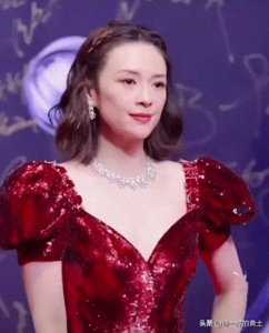 ​当44岁章子怡和38岁童瑶同框站在一起，我才彻底明白什么叫“顶级