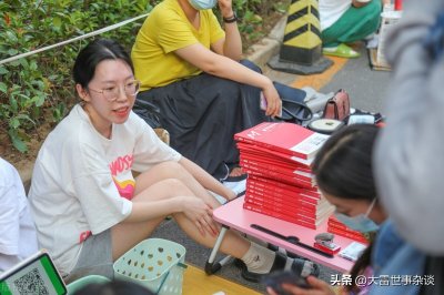 ​高校毕业季的跳蚤市场，大学生最急于卖掉的是什么？