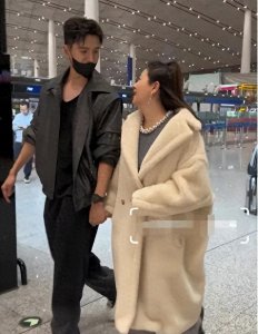 ​李琳和小8岁老公机场被拍，穿3万大衣又老又胖，经超却给足安全感