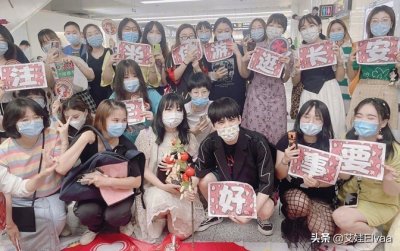 ​大张伟携妻游影城，41岁妻子穿牛仔裤逼180斤贾玲，一看就有福气