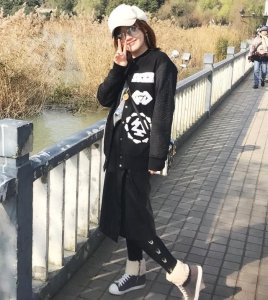 ​40岁哈妹薛佳凝近照流出，学小年轻穿脏脏鞋