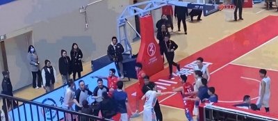 ​火爆！中国篮坛惊现激烈冲突，数十人打斗，大规模群殴，篮协介入
