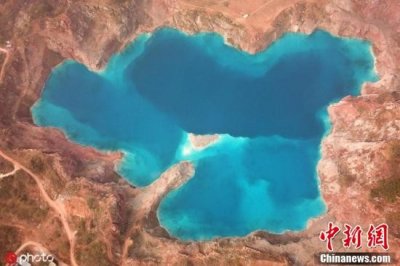 ​安徽三十年废弃矿坑成网红打卡地 水质呈深蓝色