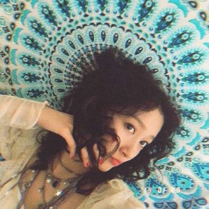 ​关晓彤晒美照蓬松卷发 新造型让人耳目一新