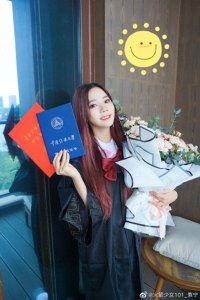 ​紫宁晒中传火箭少女“双毕业照”身穿学士服笑容甜