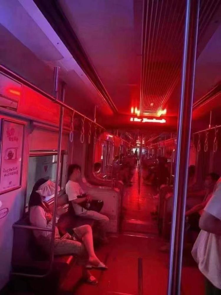 当重庆进入省电模式地铁站和街道一片漆黑仿佛来到了异世界