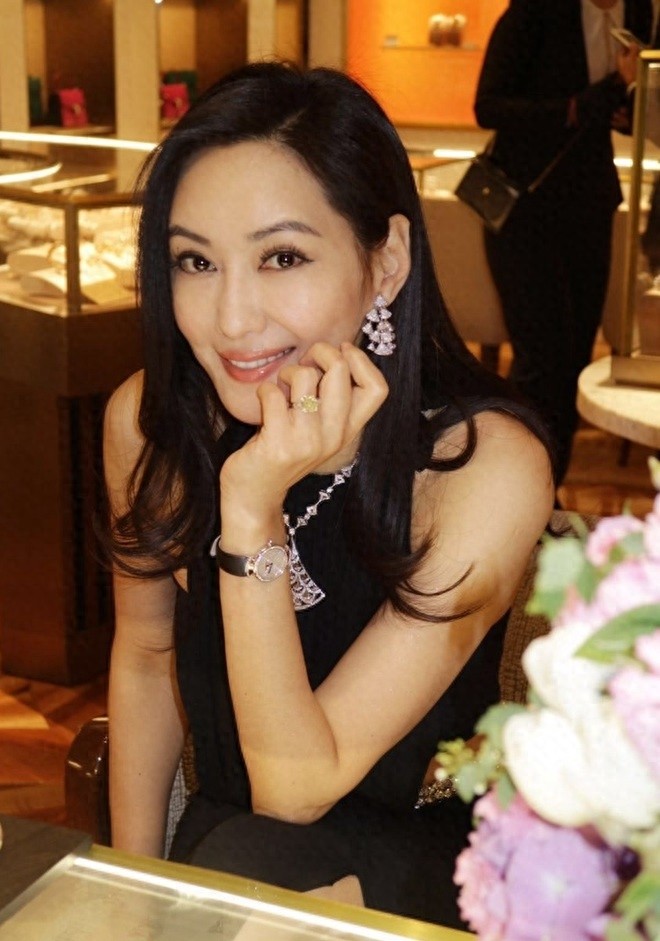 50岁孟广美近照，出席活动美如少女，手上巨钻抢镜！