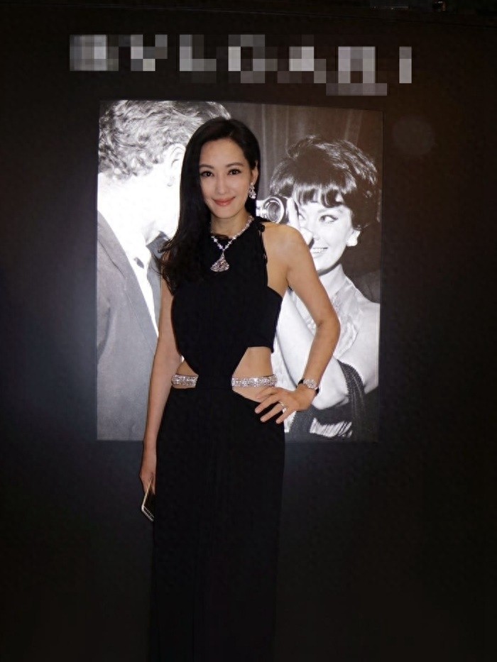 50岁孟广美近照，出席活动美如少女，手上巨钻抢镜！