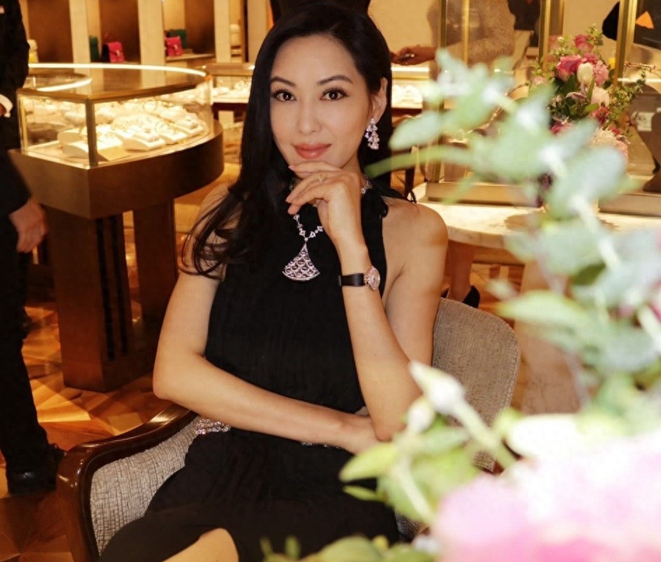 50岁孟广美近照，出席活动美如少女，手上巨钻抢镜！
