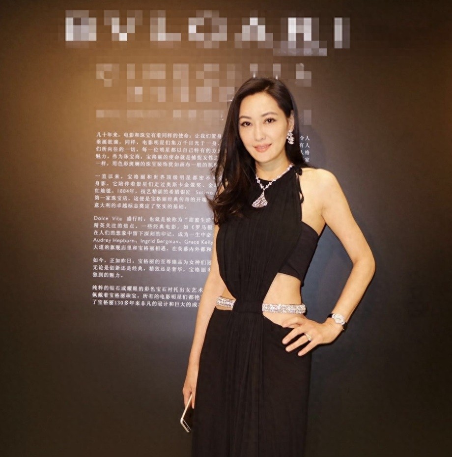 50岁孟广美近照，出席活动美如少女，手上巨钻抢镜！
