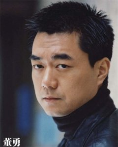 ​演员董勇个人资料简介：他是著名演员，45岁被嫂子逼着相亲，娶小9岁妻子