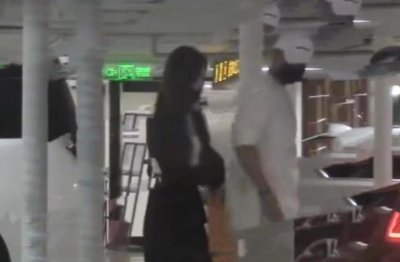 ​黄子韬徐艺洋恋爱又添实锤？饭后一起回家，两人小动作有点甜