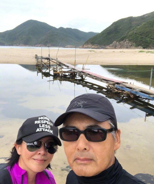 刘嘉玲接连四次晒出周润发合影，拍照动作亲昵，两人关系被质疑
