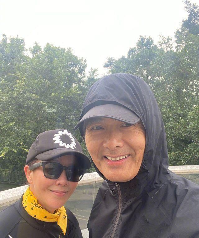 刘嘉玲接连四次晒出周润发合影，拍照动作亲昵，两人关系被质疑