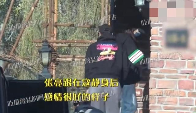 张亮带前妻寇静回新家(张亮老婆寇静同行照片)