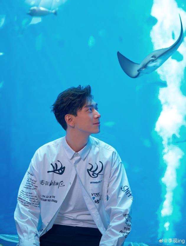 李现被鱼亲吻怎么回事 李现被鱼亲吻照片曝光网友神评论太惊艳了